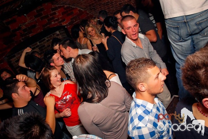 Petrecere cu ring de dans plin la Escape, 