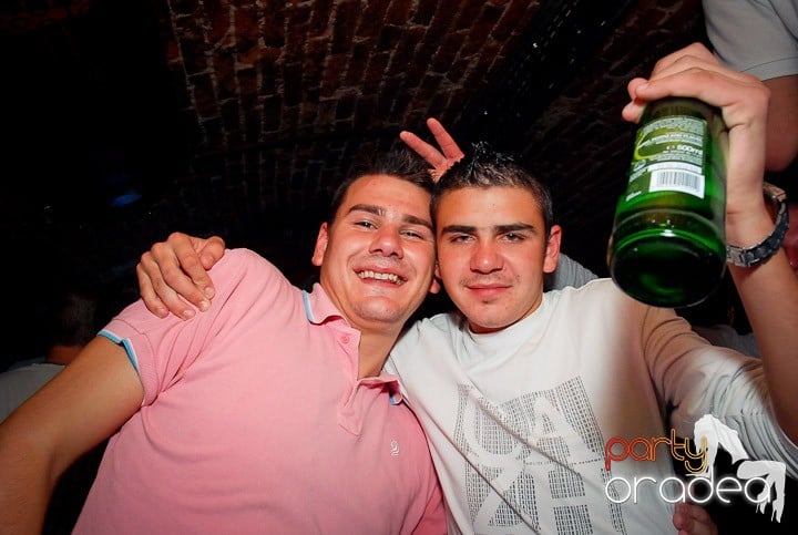 Petrecere cu ring de dans plin la Escape, 