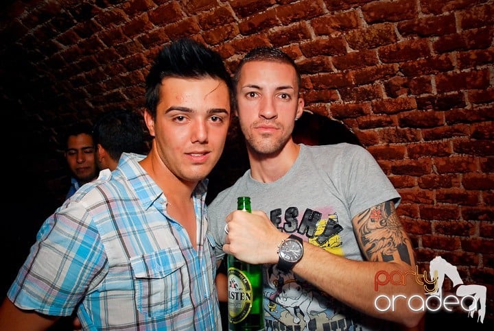 Petrecere cu ring de dans plin la Escape, 