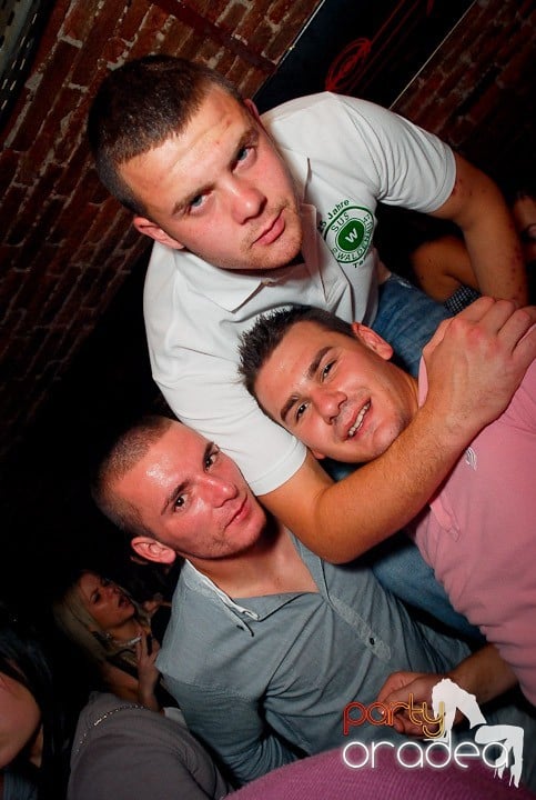 Petrecere cu ring de dans plin la Escape, 