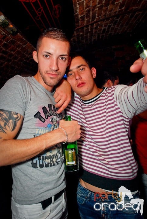 Petrecere cu ring de dans plin la Escape, 