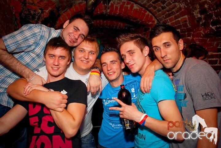 Petrecere cu ring de dans plin la Escape, 