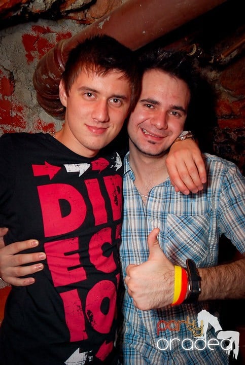 Petrecere cu ring de dans plin la Escape, 