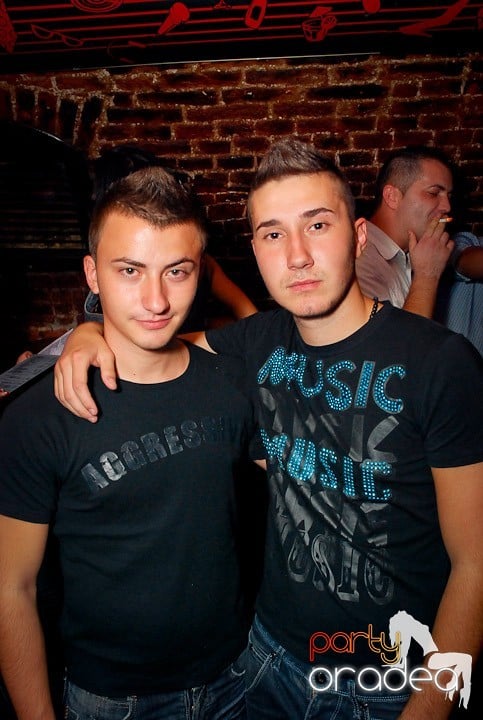 Petrecere cu ring de dans plin la Escape, 