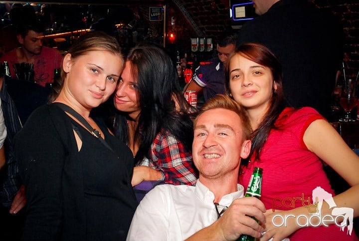 Petrecere cu ring de dans plin la Escape, 