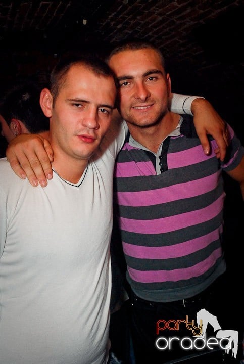 Petrecere cu ring de dans plin la Escape, 