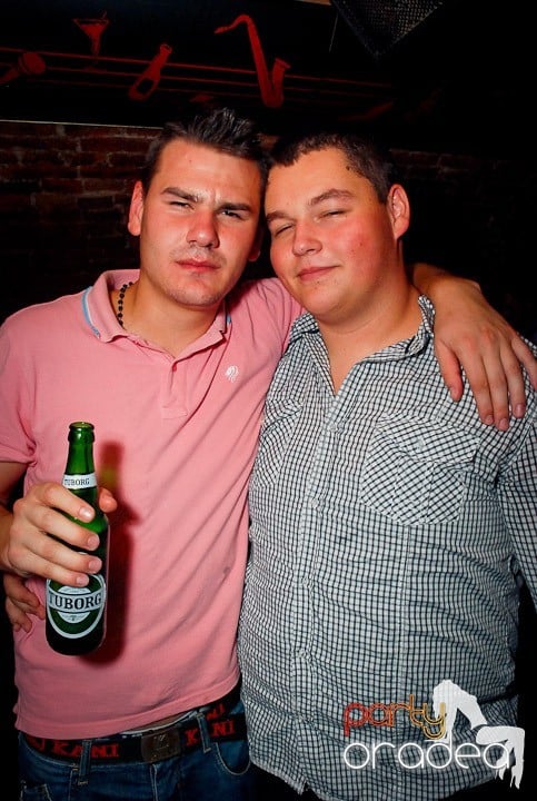 Petrecere cu ring de dans plin la Escape, 