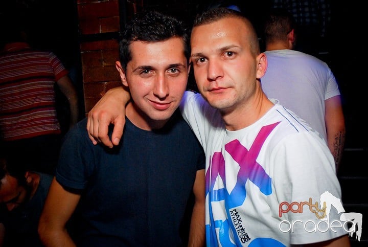 Petrecere cu ring de dans plin la Escape, 