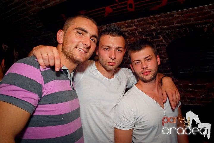 Petrecere cu ring de dans plin la Escape, 