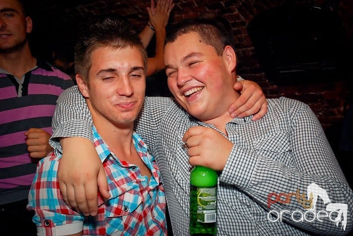 Petrecere cu ring de dans plin la Escape, 