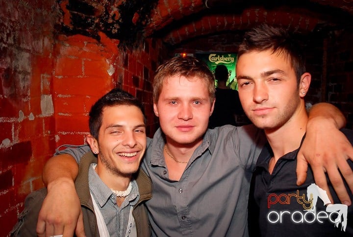 Petrecere cu ring de dans plin la Escape, 