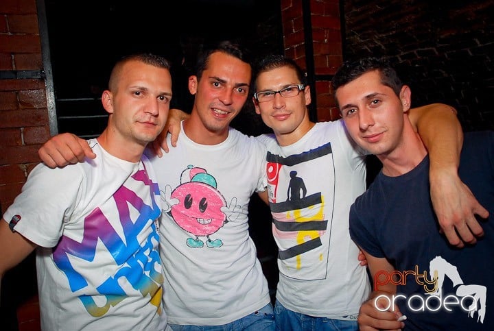 Petrecere cu ring de dans plin la Escape, 