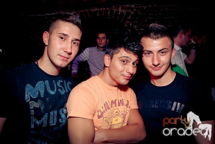 Petrecere cu ring de dans plin la Escape, 