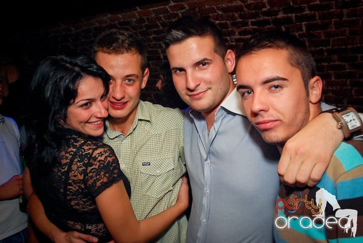 Petrecere cu ring de dans plin la Escape, 