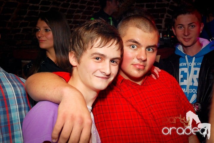 Petrecere cu ring de dans plin la Escape, 