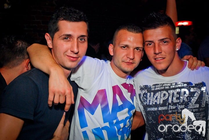 Petrecere cu ring de dans plin la Escape, 