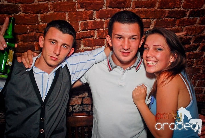 Petrecere cu ring de dans plin la Escape, 