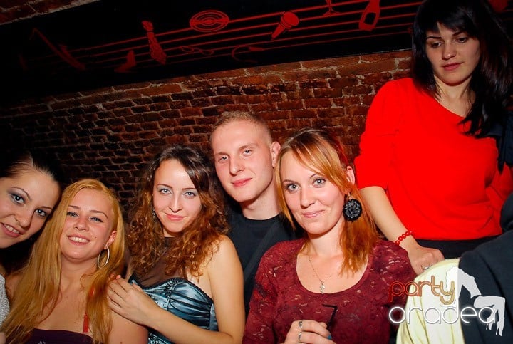 Petrecere cu ring de dans plin la Escape, 