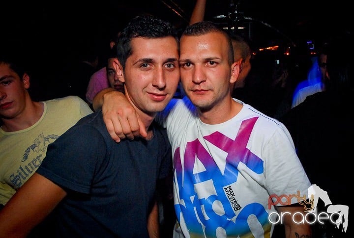 Petrecere cu ring de dans plin la Escape, 