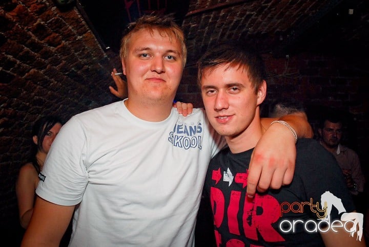 Petrecere cu ring de dans plin la Escape, 