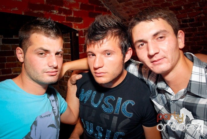 Petrecere cu ring de dans plin la Escape, 