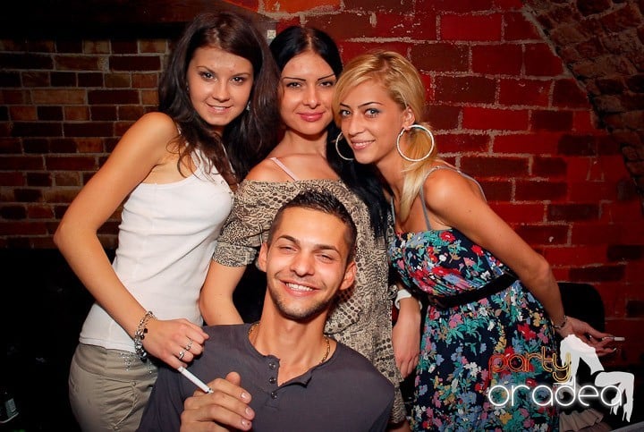 Petrecere cu ring de dans plin la Escape, 