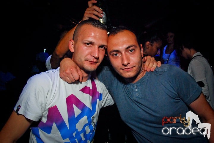 Petrecere cu ring de dans plin la Escape, 