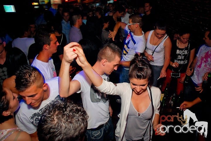 Petrecere cu ring de dans plin la Escape, 