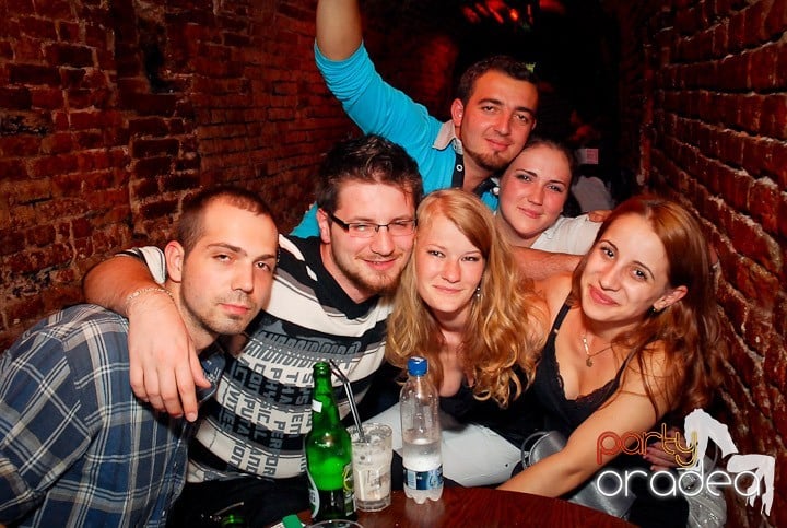 Petrecere cu ring de dans plin la Escape, 