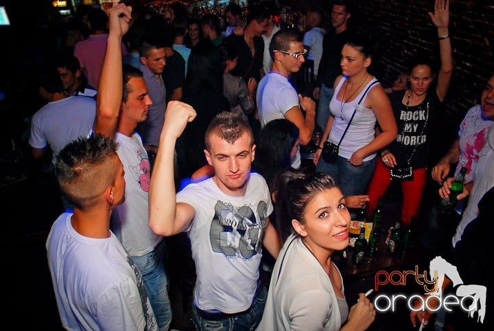 Petrecere cu ring de dans plin la Escape, 