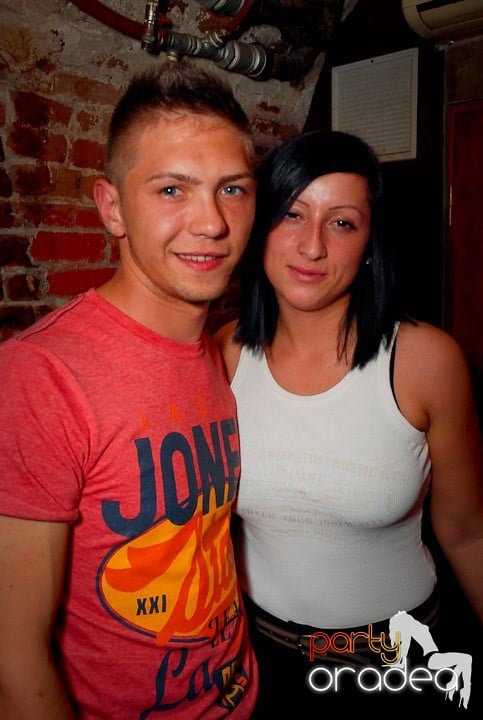 Petrecere cu ring de dans plin la Escape, 