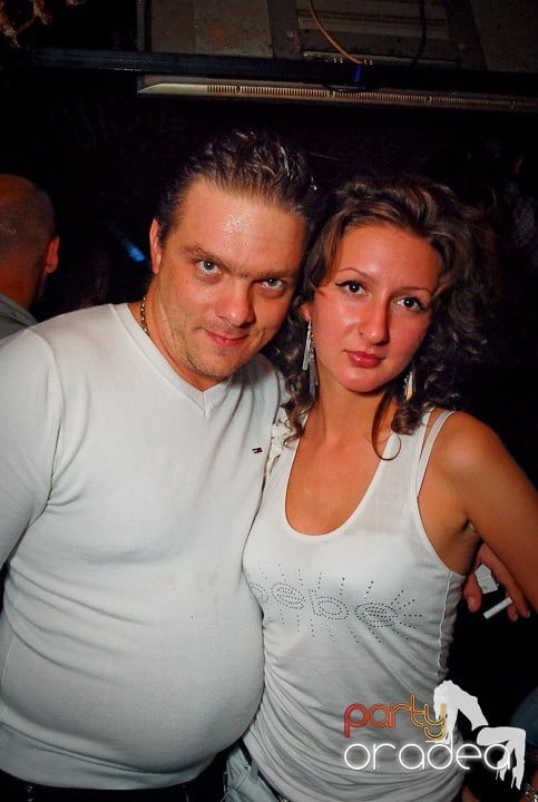 Petrecere cu ring de dans plin la Escape, 