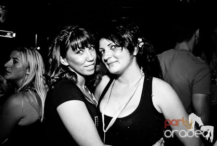 Petrecere cu ring de dans plin la Escape, 