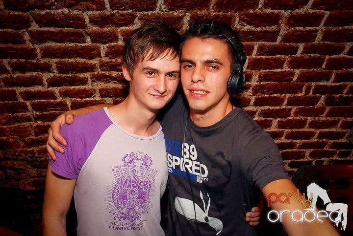 Petrecere cu ring de dans plin la Escape, 