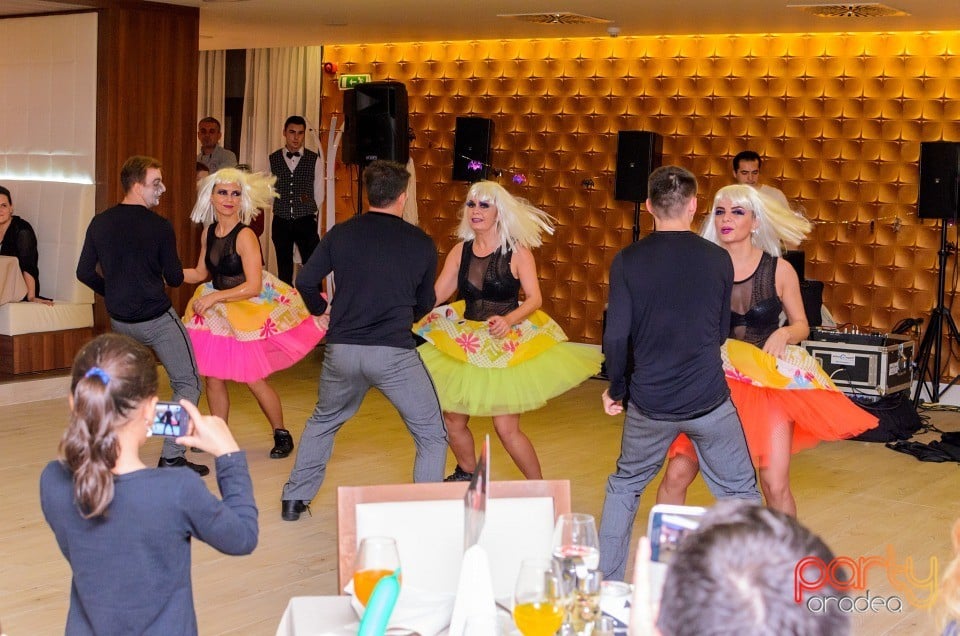 Petrecere de Halloween în Hotel Lotus, Hotel Lotus