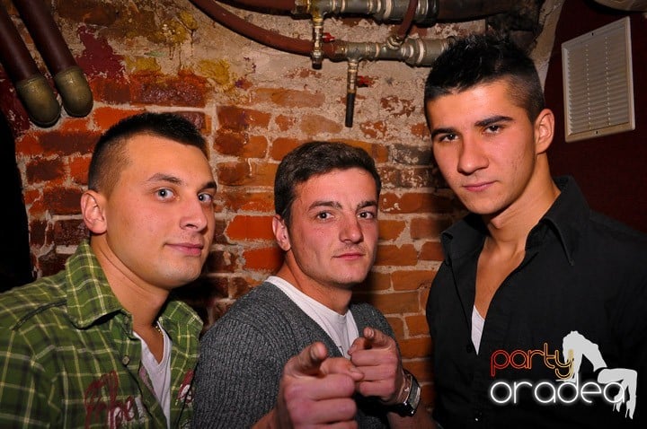 Petrecere în Club Escape, 