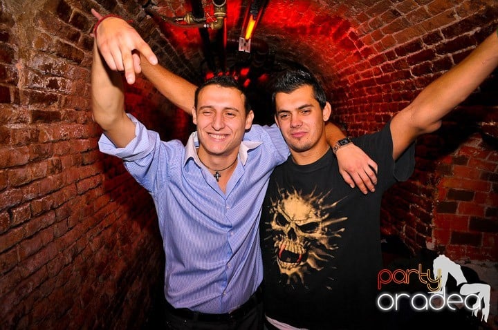 Petrecere în Club Escape, 