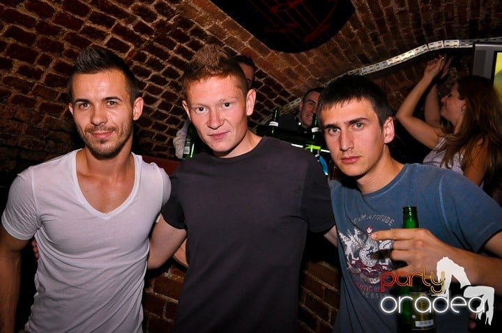 Petrecere în Club Escape, 