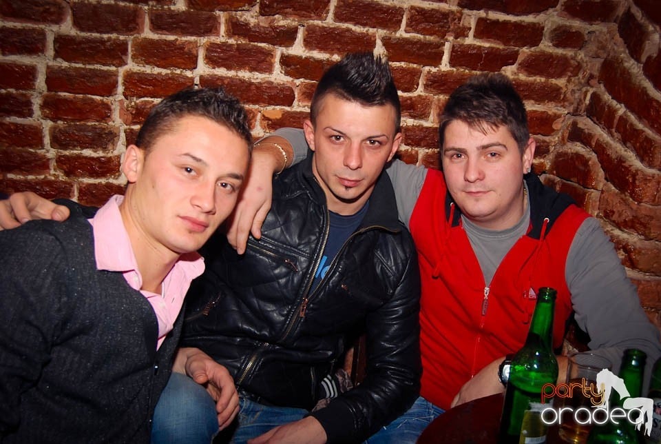 Petrecere în Club Escape,