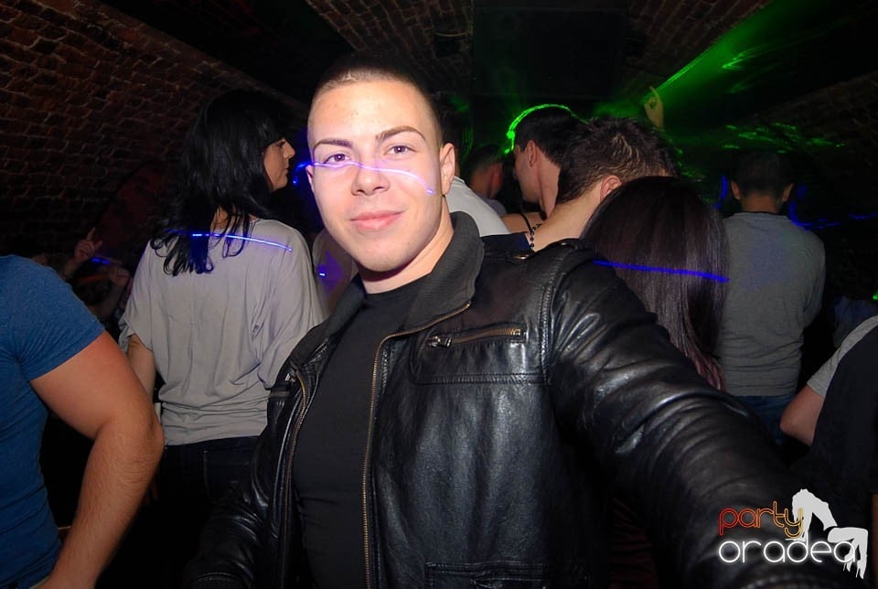 Petrecere în Club Escape,