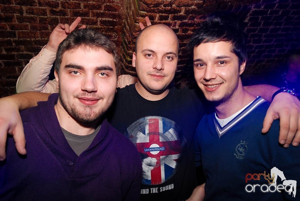 Petrecere în Club Escape,