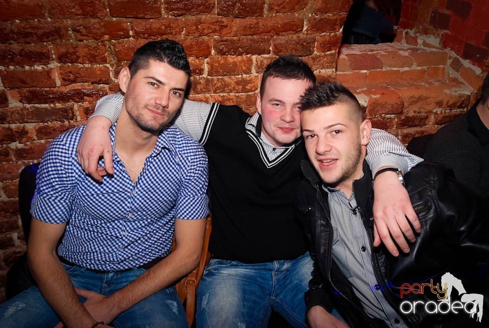 Petrecere în Club Escape,
