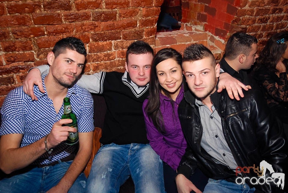 Petrecere în Club Escape,