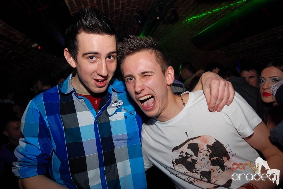 Petrecere în Club Escape,