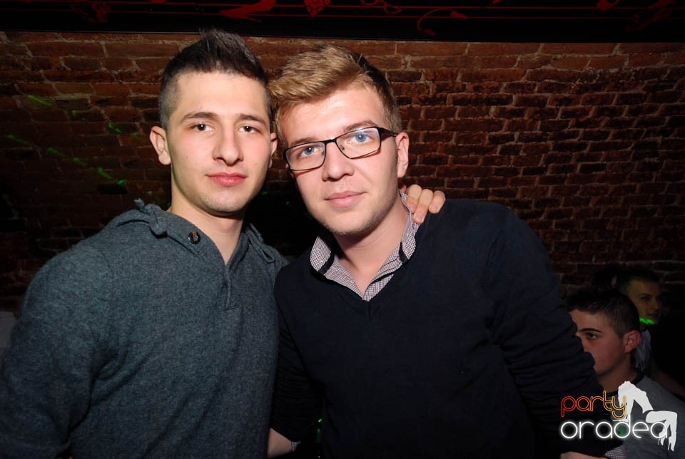 Petrecere în Club Escape,