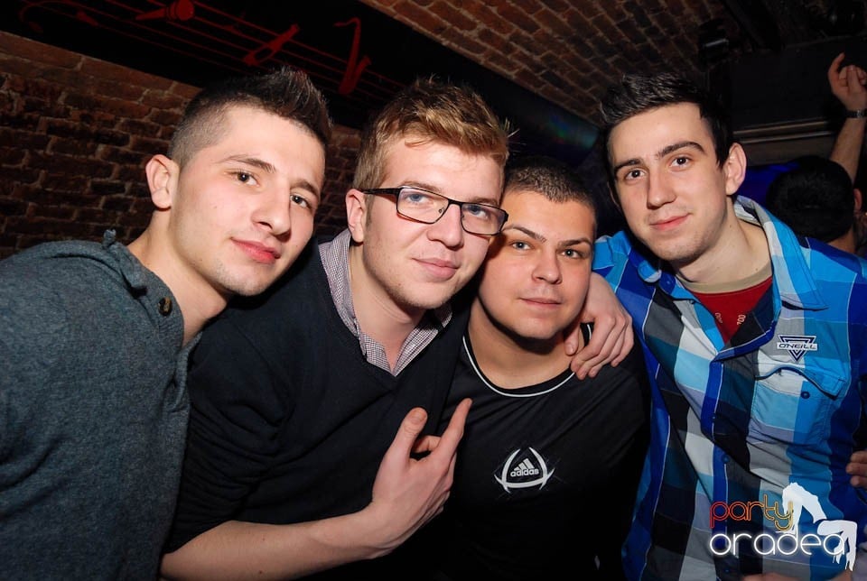 Petrecere în Club Escape,