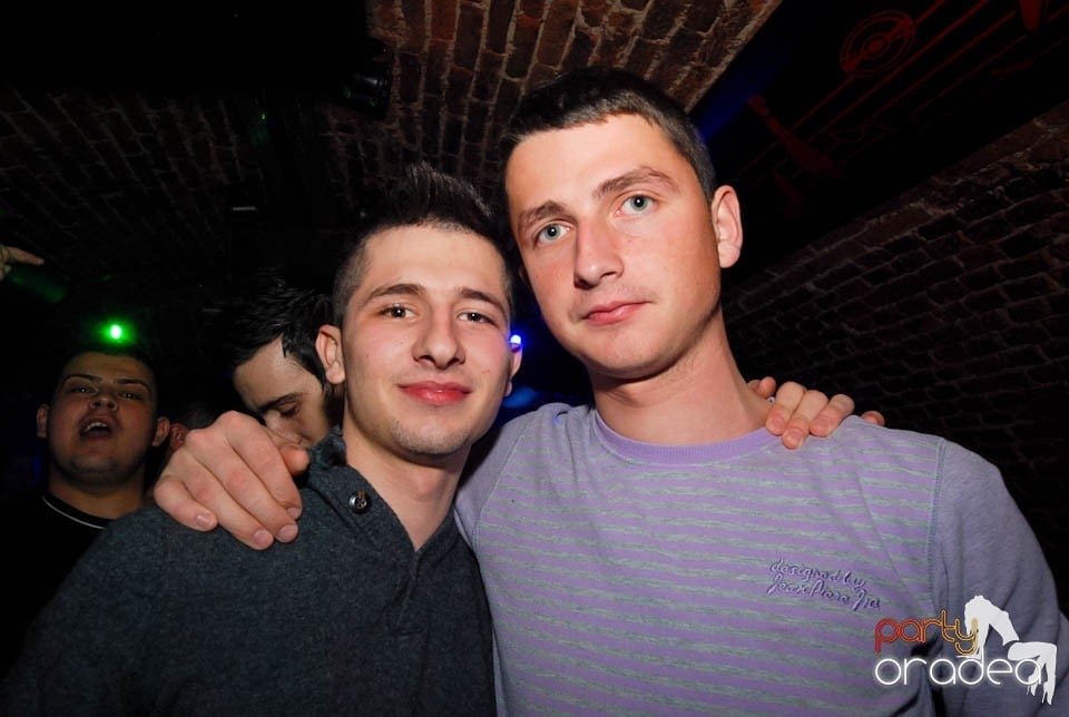 Petrecere în Club Escape,