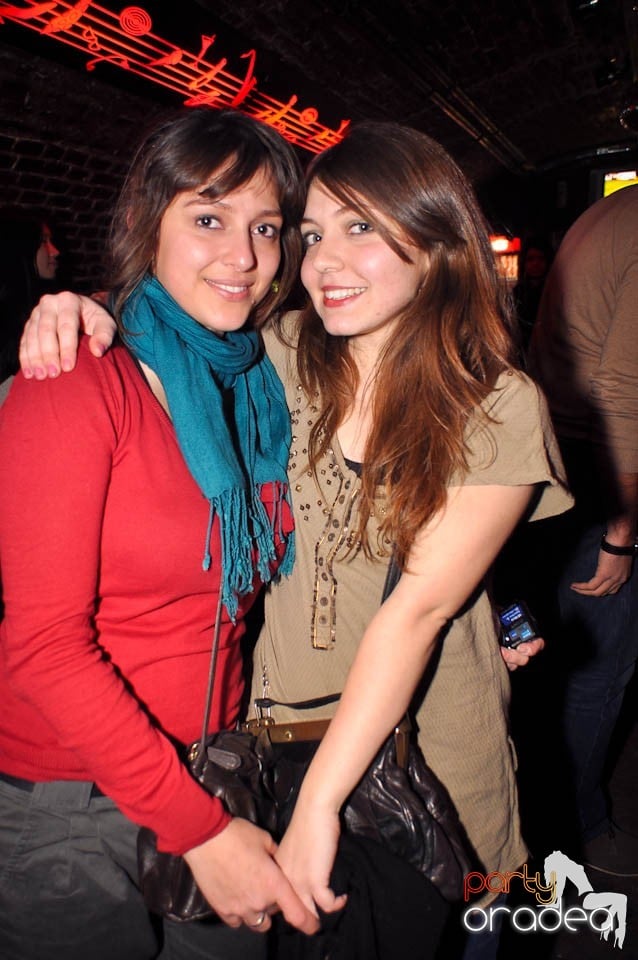 Petrecere în Club Escape,