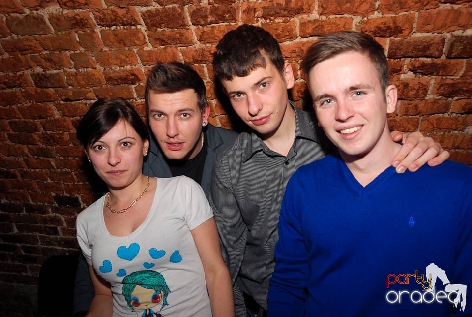 Petrecere în Club Escape,