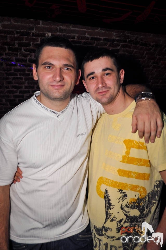 Petrecere în Club Escape,